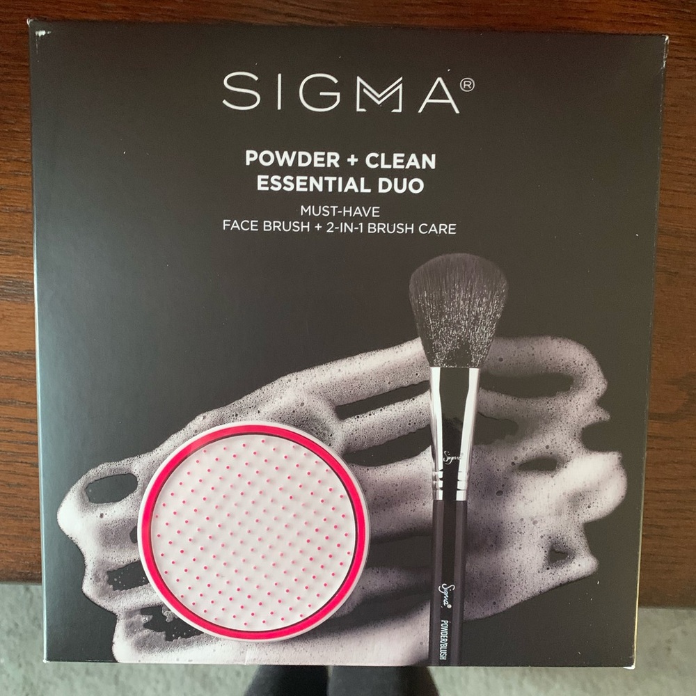 BNIB Sigma Face Brush & Brush Cleaner Set